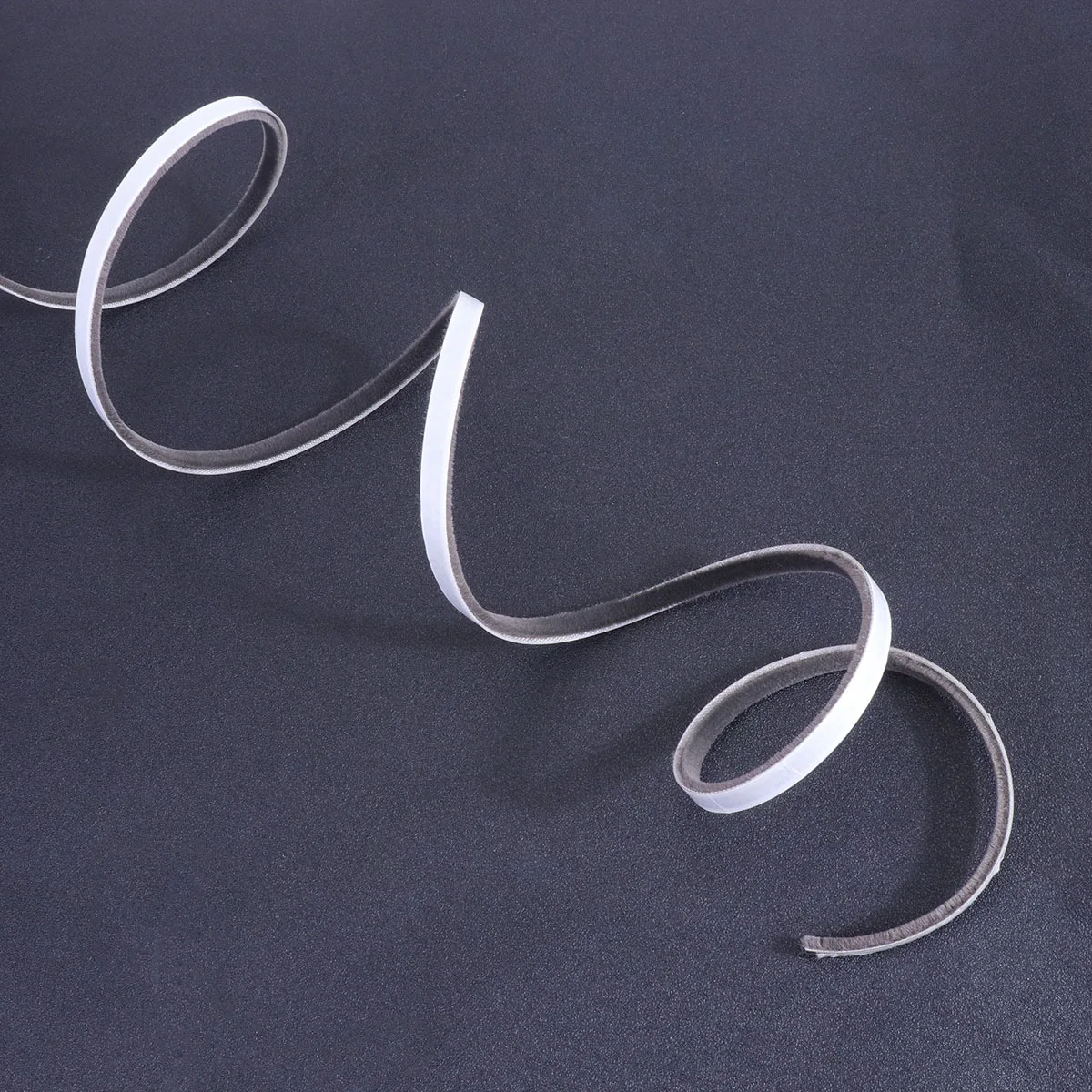 

1 Roll 9x5mm Self-Adhesive Sealing Strip for Doors Windows Soundproof Waterproof Durable Weatherproof Window Adhesive Tape Roll