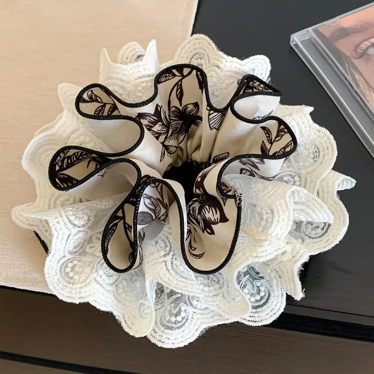 New floral lace scrunchie, high-value girly bun hair tie, fashionable ponytail hair accessory