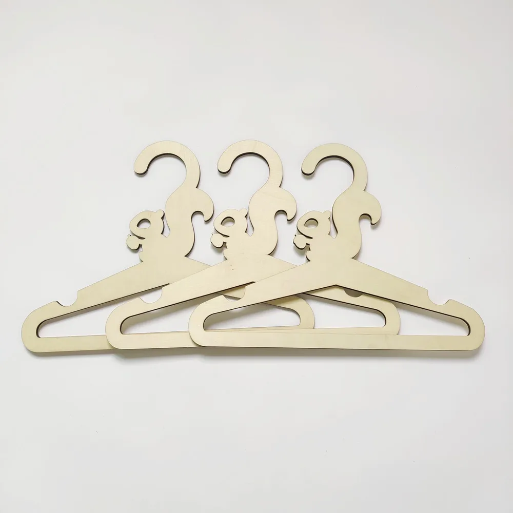 1PC Wooden Baby Clothes Hanger Rack Creative Display Hangers with Cute Carved Squirrel Hedgehog Owl Children Room Nursery Decor