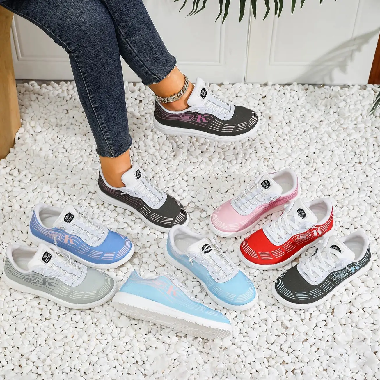 

Женские светло-серые спортивные кроссовки – дышащий сетчатый верх, шнуровка, амортизирующая подошва для повседневной носки и занятий спортом