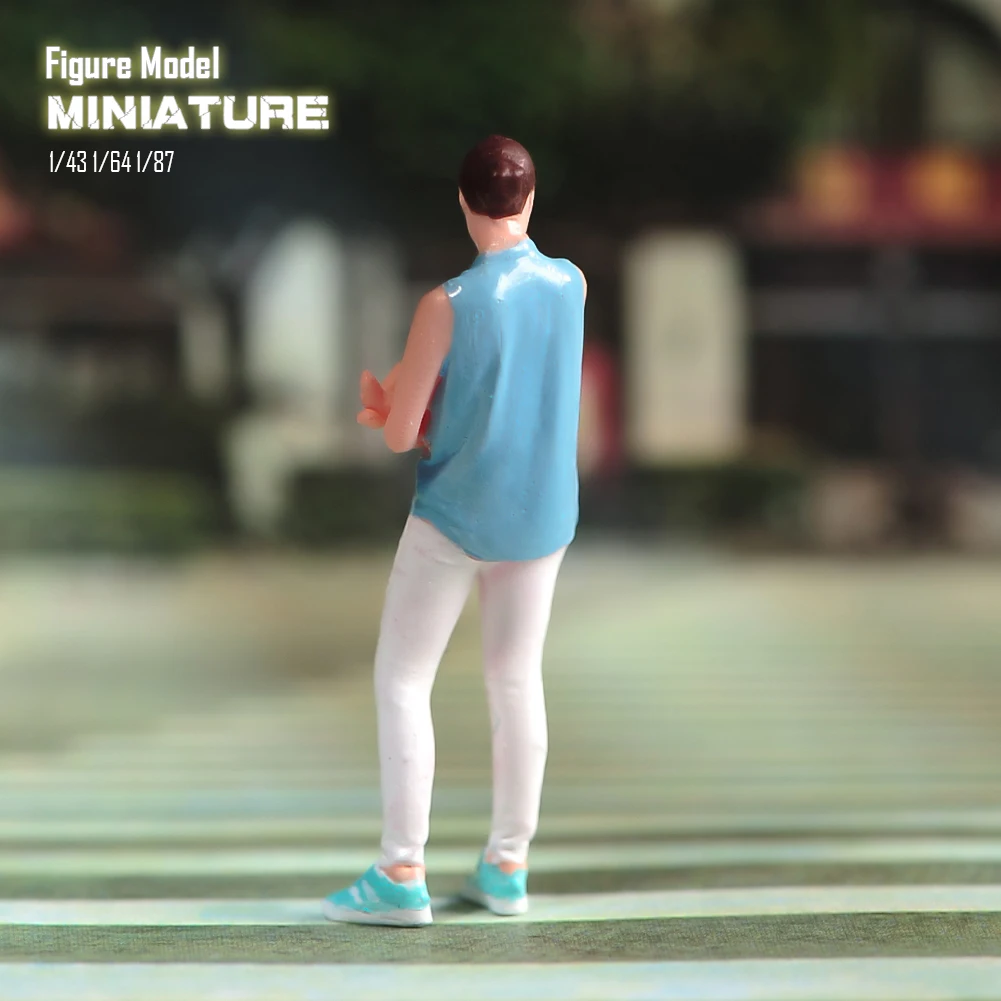 Bemalte Miniaturen Modell 1/43 1/64 1/87 Eine große Mutter hält ihr Kind in ihren Armen Unbemalte Figur Modell Spielzeug Ansicht Dekoration