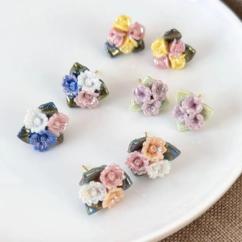 Zarte Porzellanblumenohrringe mit Keramik Rose Designs für Frauen – Detail 2