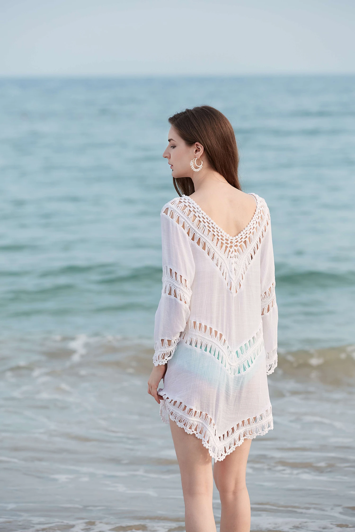 Abito da spiaggia in tinta unita Copricostume bikini per donna Mini abito estivo corto patchwork all'uncinetto a mano cava Abbigliamento da spiaggia in pizzo fatto a mano