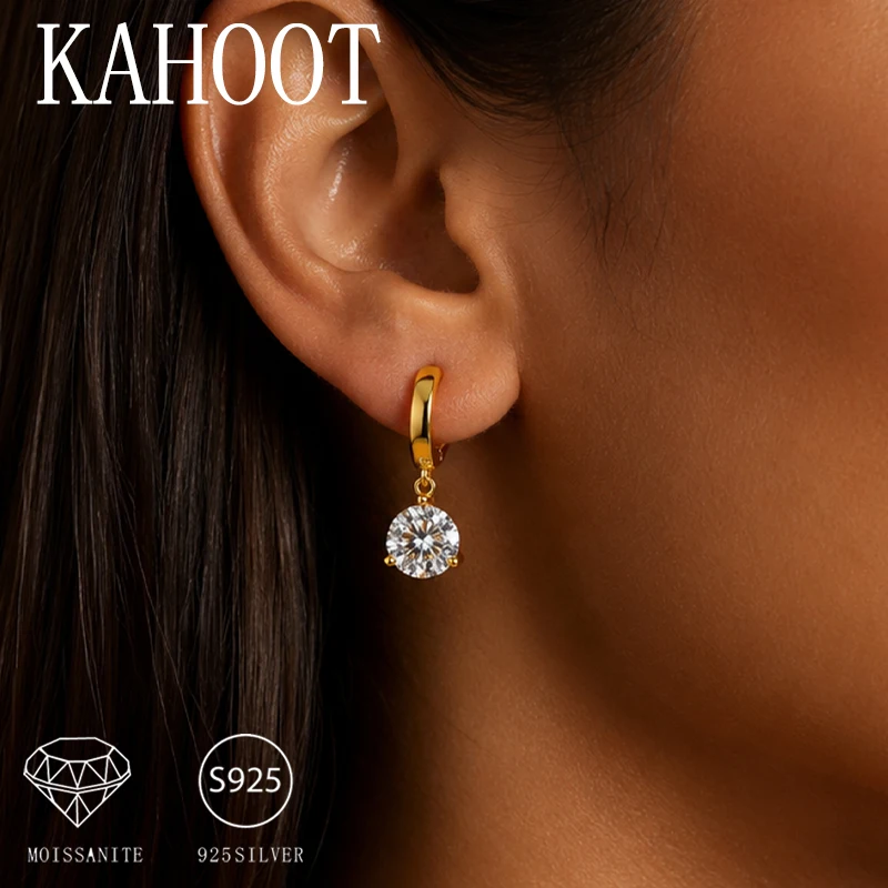 

A pair of classic and elegant 925 sterling silver earrings with 0.5/1/2 carat moissanite, perfect for everyday wear or dates.