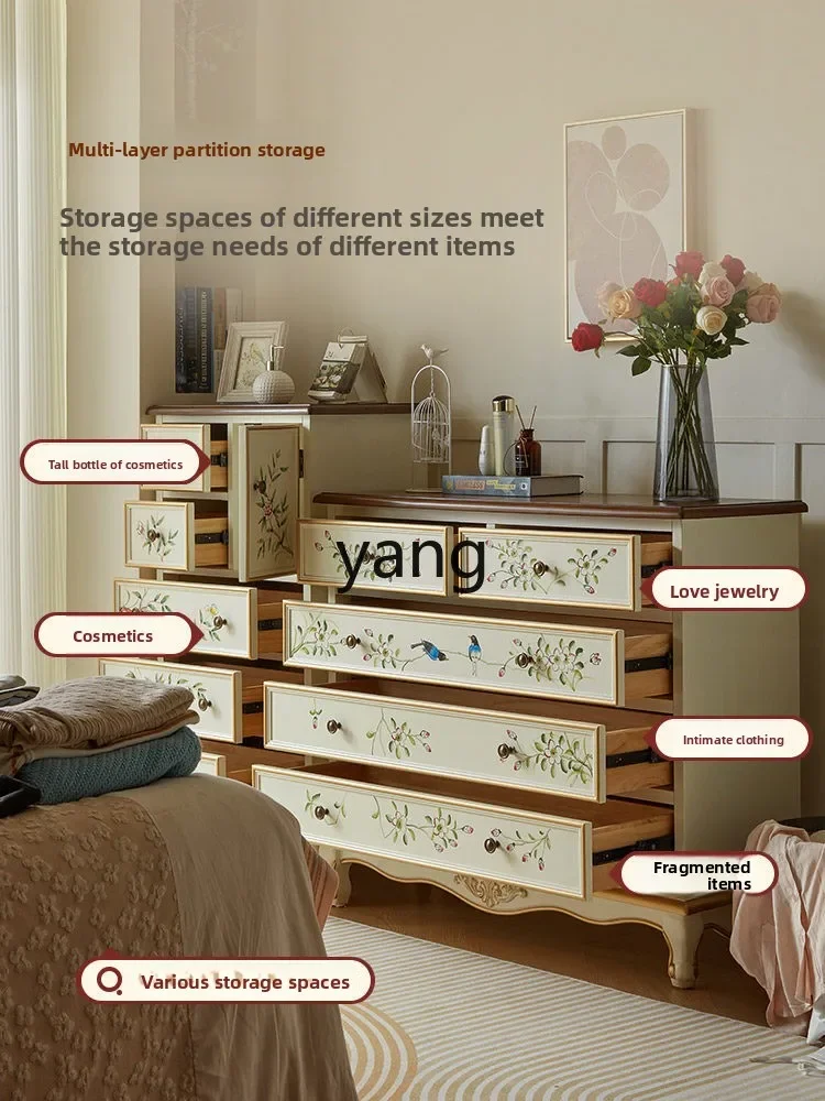 غرفة نوم LH على الصدر، غرفة نوم رئيسية أمريكية، خزانة ذات أدراج مطلية، بجانب السرير مقابل الحائط من الخشب الصلب القديم #2