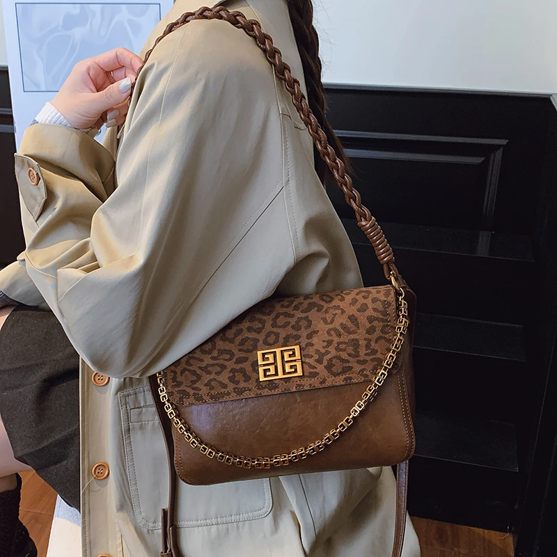 

Chic Satin Crossbody Bag for Women Glossy Finish Adjustable Strap Suitable for Dates