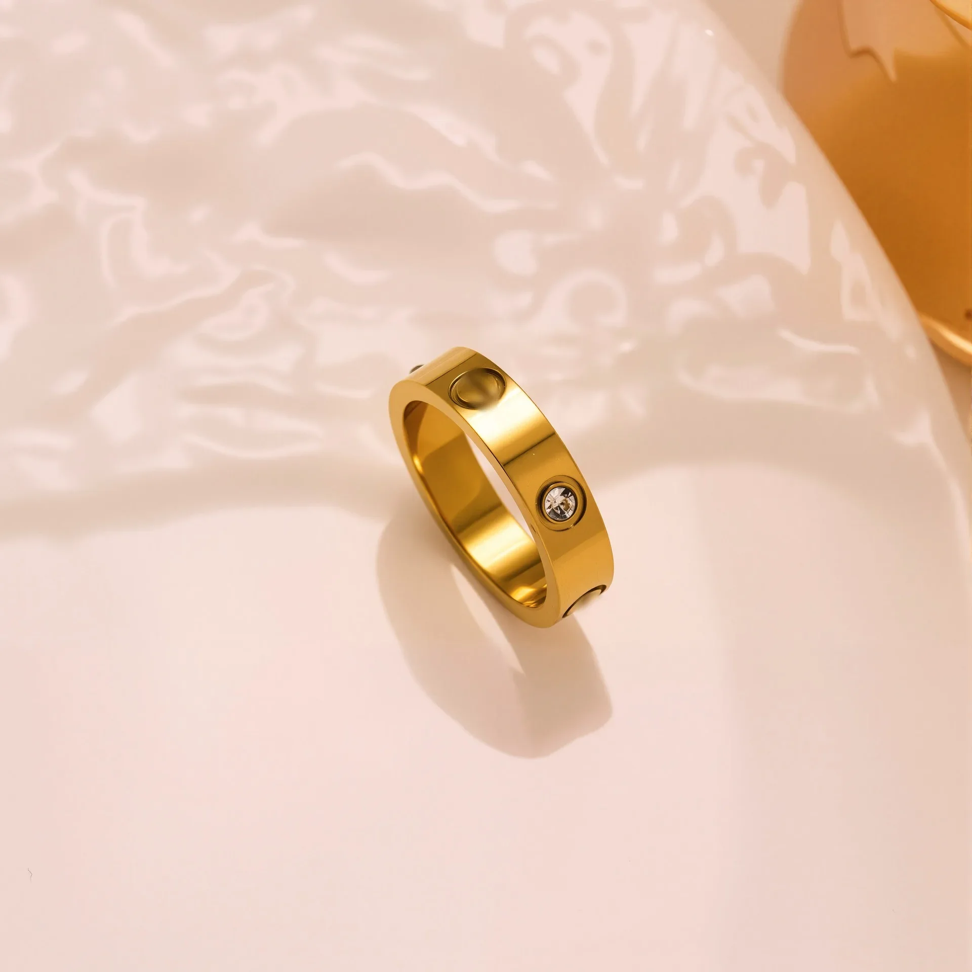 خاتم ذهبي عيار 18 قيراط من الفولاذ التيتانيوم ثلاثي الماس مبسط بشكل أنيق وبسيط وعصري وإكسسوارات الأصابع