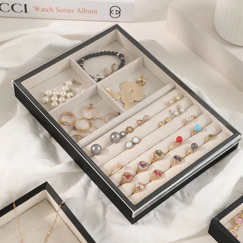 صينية مجوهرات مع غطاء من الكتان وأقراط دائرية وقلادة وصينية عرض لتخزين المجوهرات ورف عرض المجوهرات ودعائم التصوير #2