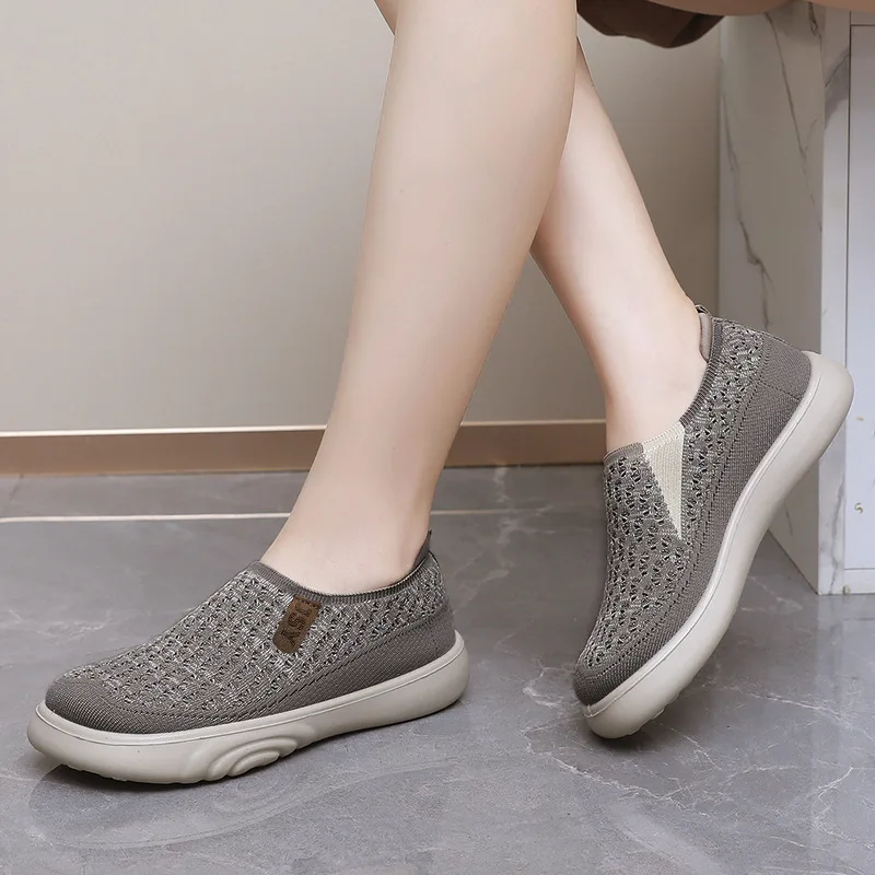 Women\'s 2024 new round toe soft soled shoes, women\'s old Beijing cloth shoes, lightweight mother shoes, thick soled casual shoes