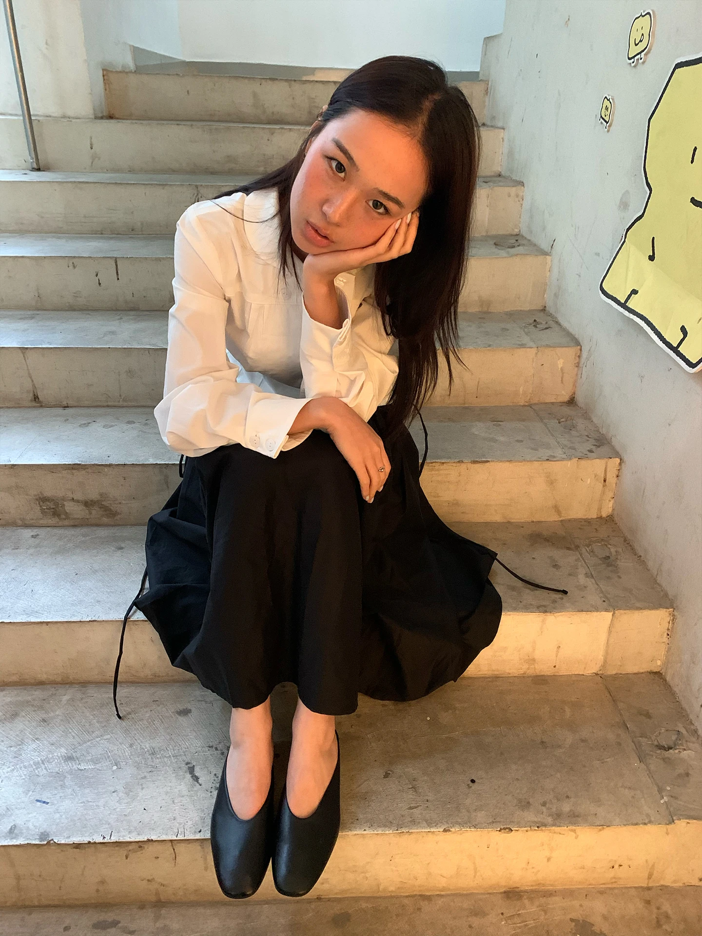 قميص أبيض بياقة أطفال من Peachy Don وأكمام طويلة، قميص مرن للتخسيس