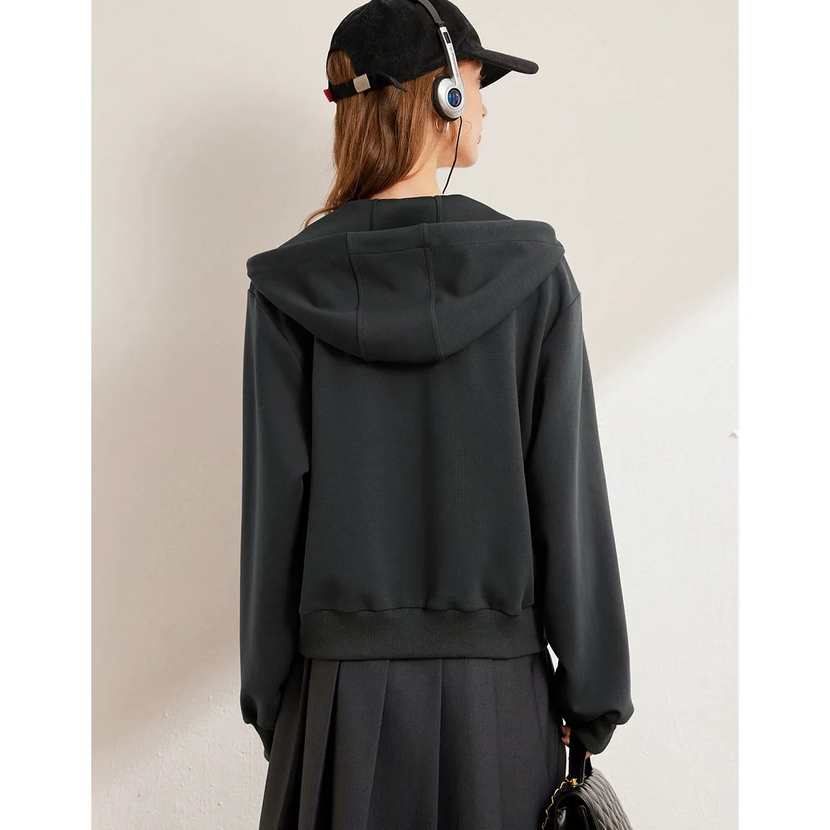 LOUIS YAO Felpa con cerniera Cardigan 2025 Autunno Casual Maglia con maniche lunghe Cappotto da donna Elegante cappotto con cappuccio ornato di piume