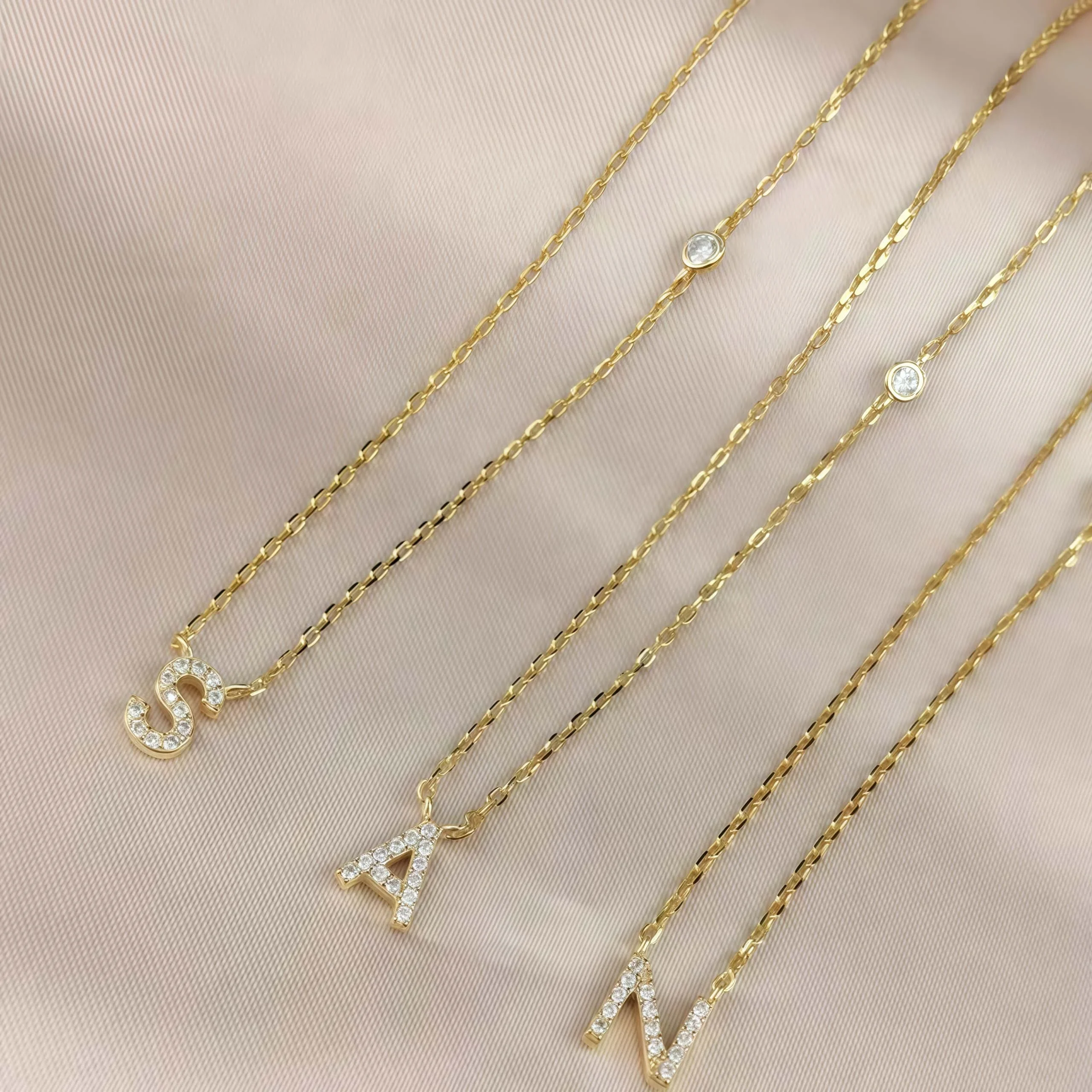 

2025 New high-grade gold letter necklace, gold flash, beautiful artwork, let you emit infinite light and personality.
