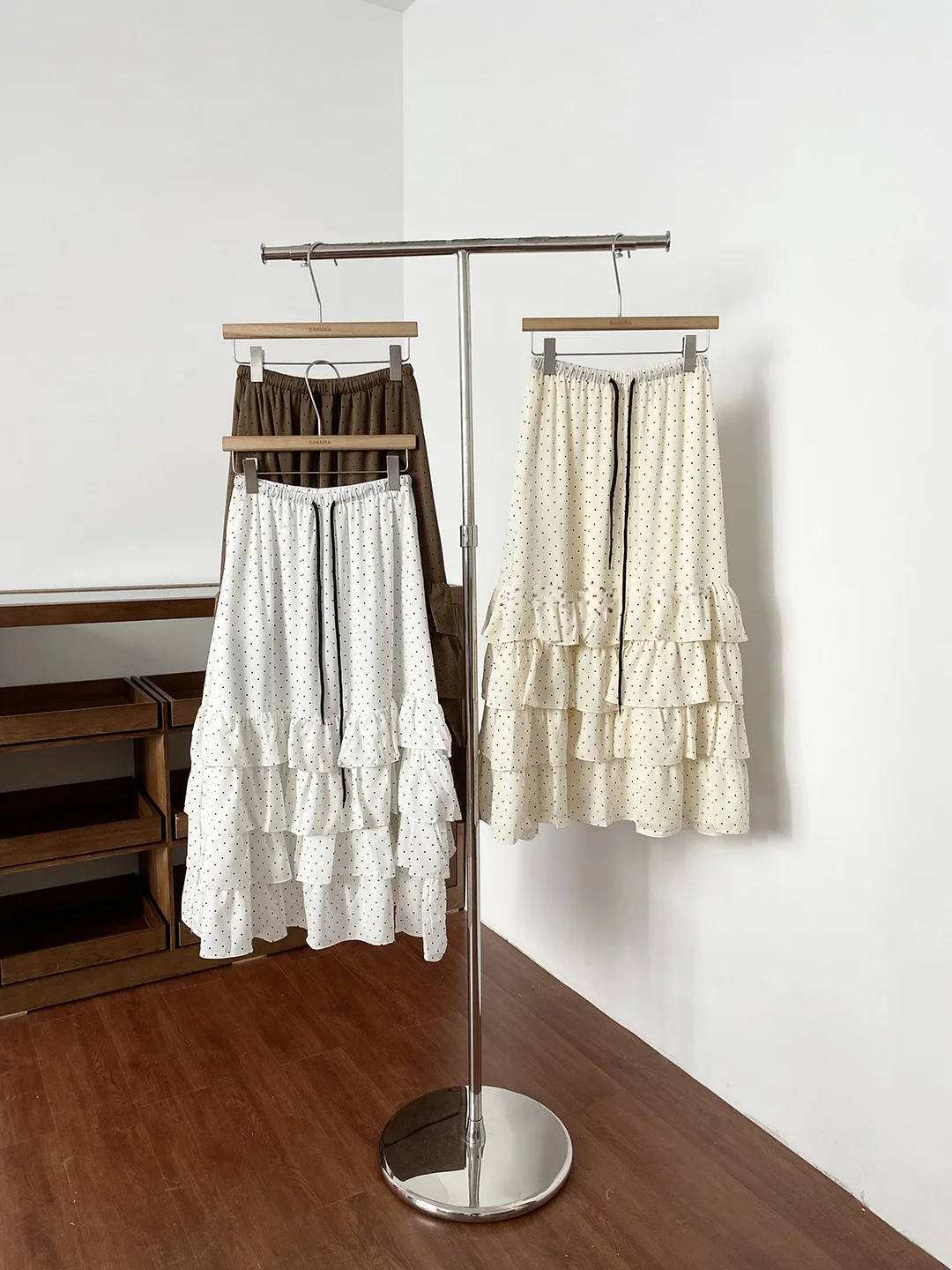 

Весна 2026: Новая женская юбка-миди в корейском стиле, повседневная, милая, в горошек, с завязками на шее, простая многоярусная юбка из полиэстера с высокой талией