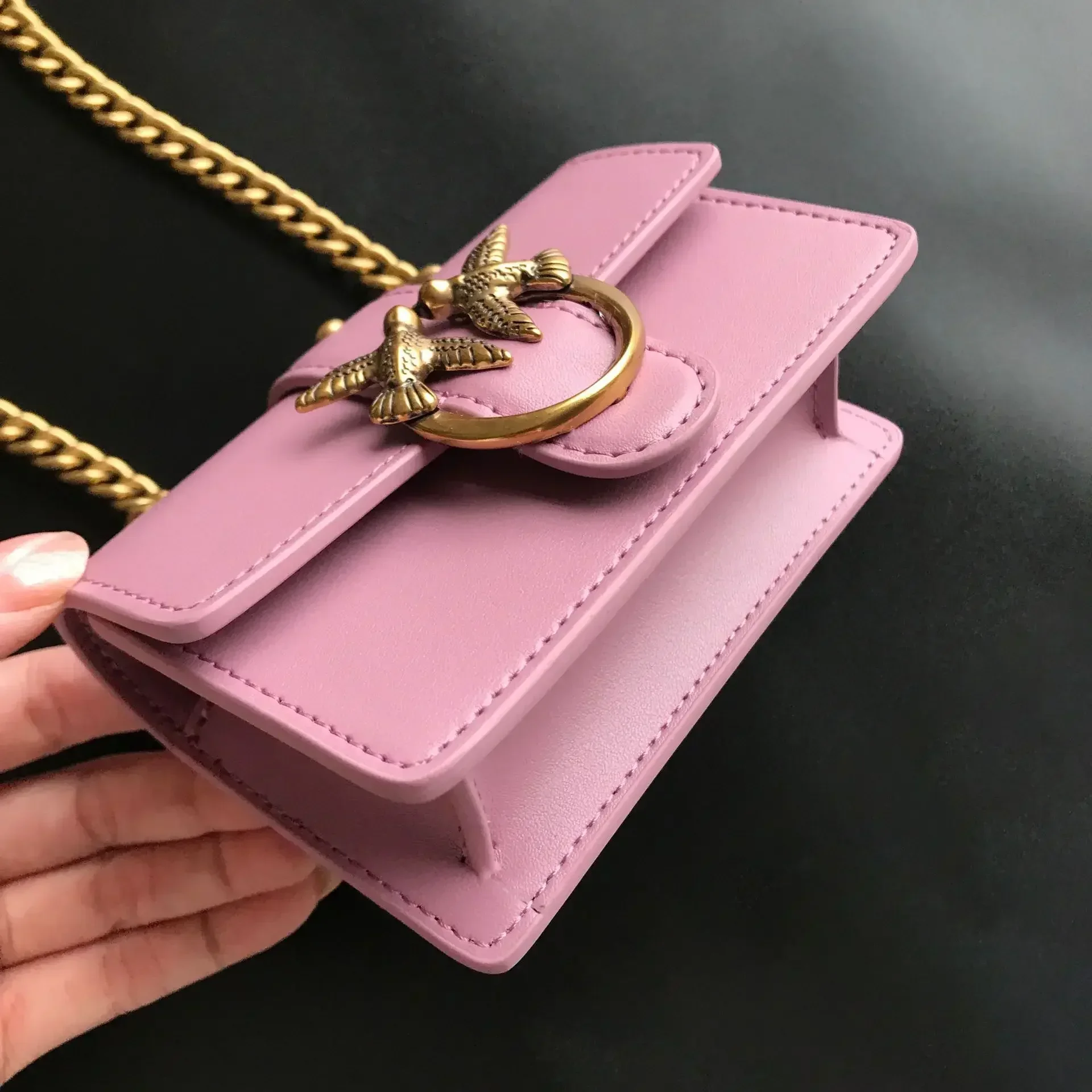 2026 Neue Damen-Umhängetasche in Beige mit V-Steppung, PU-Leder, Goldener Schwalbenverschluss, Ketten-Mini-Schultertasche für den Alltag, Dating, Hochzeit, Bestseller – Detail 17