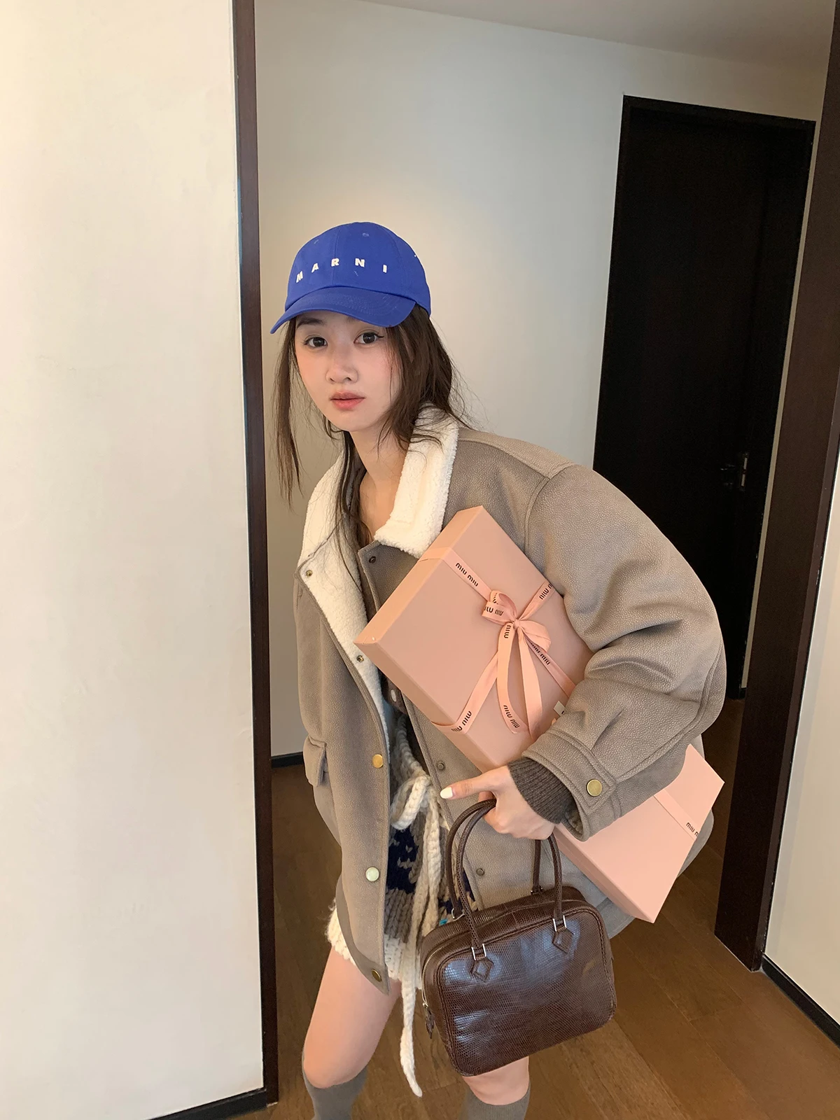 

Женское короткое пальто Vcruan Axi Elephant Doctor Huan Ba из меха и кожи, модная зимняя новинка 2024 года