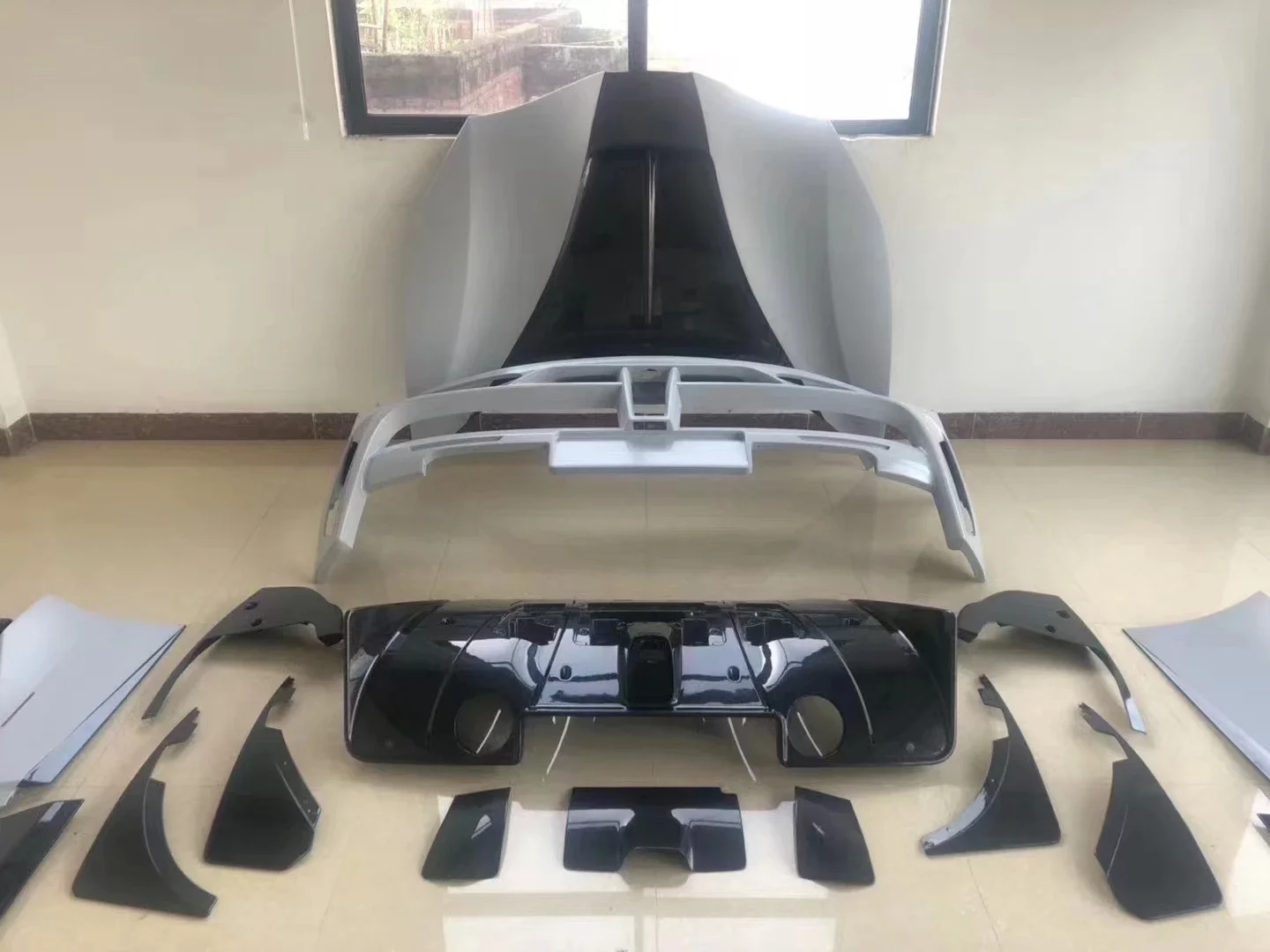 Geeignet für i 488 verbesserte MSY Half Carbon Fiber Body Kit, Rock, Heckflügel und Kotflügel