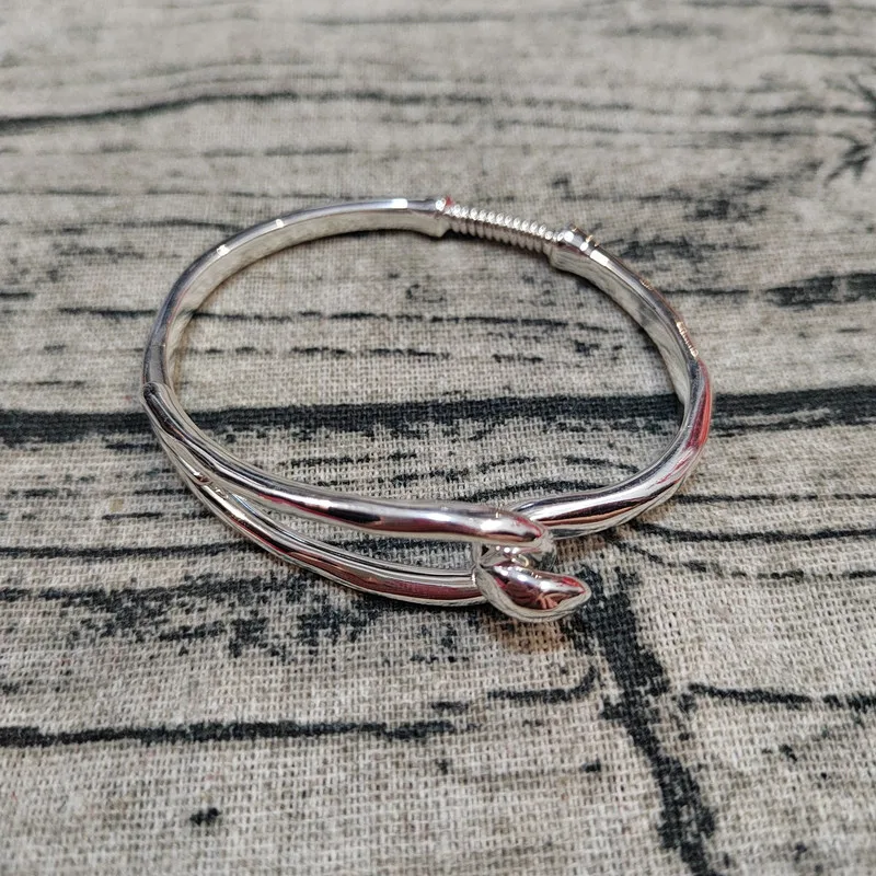 

Изысканный браслет в стиле ретро (Европа и Америка) 2026 года, простой дизайн, нишевый аксессуар для девочек