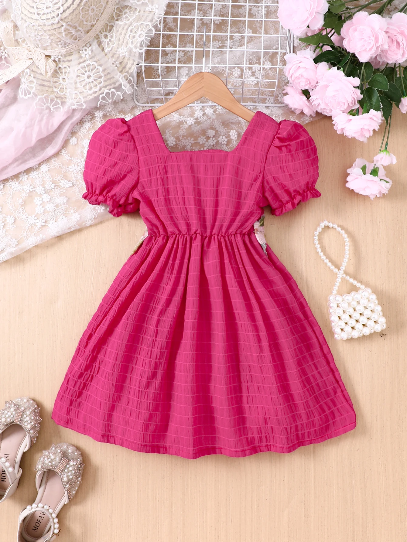 Girls' Spring and Summer Short-Sleeve Lantern Sleeve Dress with Elastic Cuffs, Ruffled Edges, Solid Color, Casual Floral Embroidery, Suitable for Beach Holidays, Parties, and Gifts