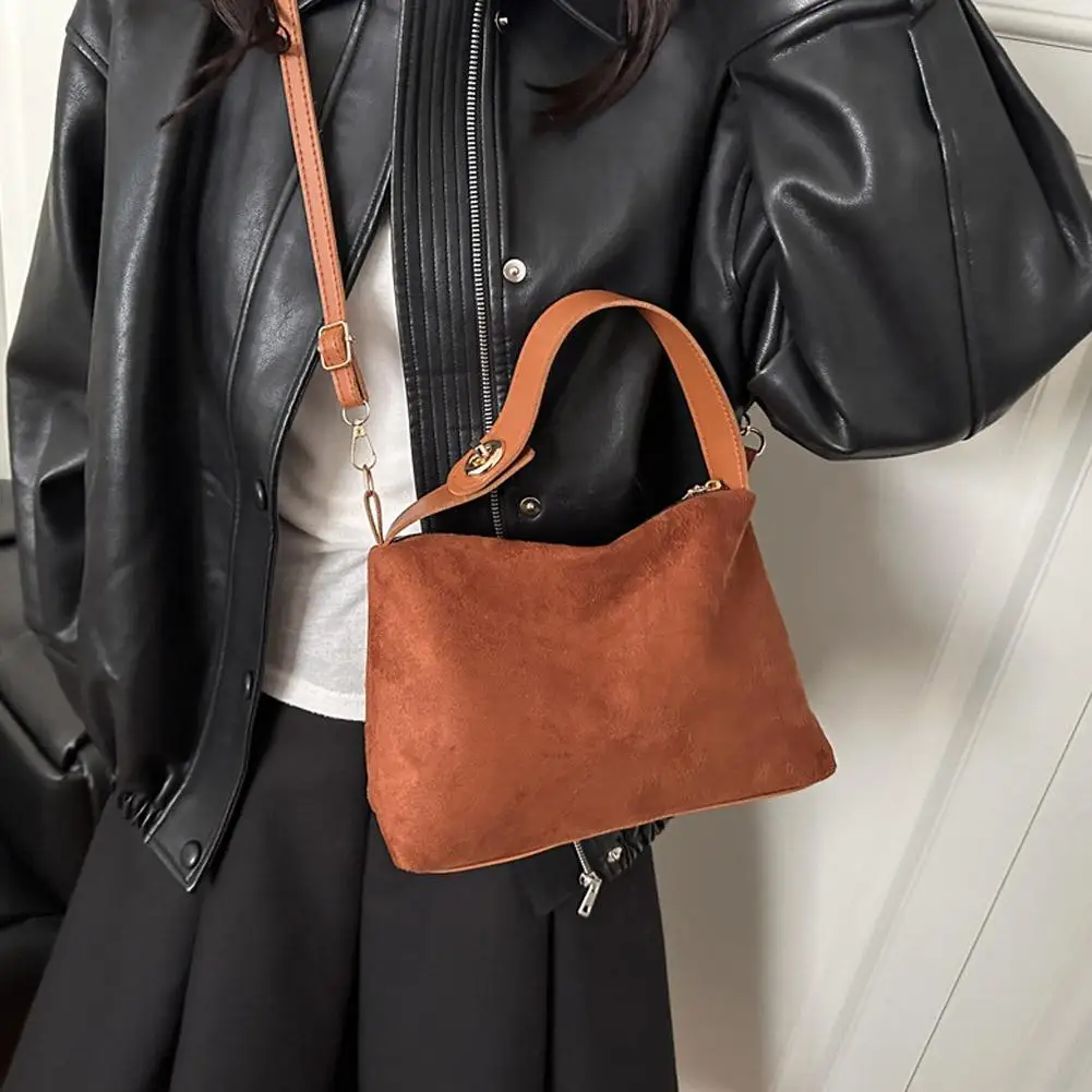 Vintage-Umhängetasche, große Kapazität, Tragetasche aus mattiertem Leder, lässige Crossbody-Pendlerhandtasche für Damen – Detail 13
