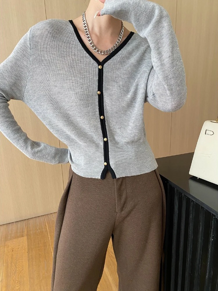 [LANMREM] Contrast Color Knitted Sweater Women V Neck Single Breasted Long Sleeve Office Lady Gathered Waist Top 2024 Autumn New