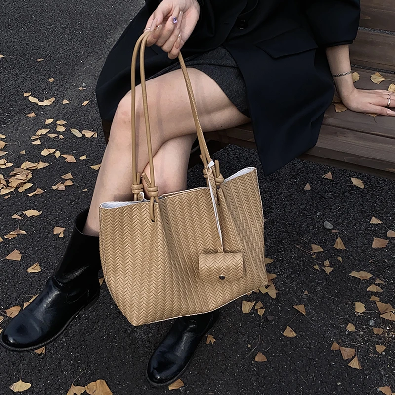 

Woven PU Leather Shoulder Bag with Purse Luxury Shoulder Bag Trendy Tote Handbag Large Capacity Commute Bags for Women