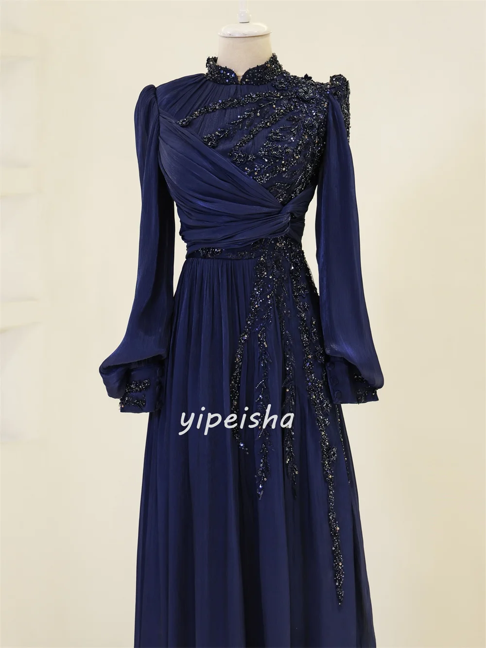 Abiti lunghi personalizzati con collo alto dritto increspato con perline in chiffon di moda di alta qualità Abiti da cerimonia su misura squisiti