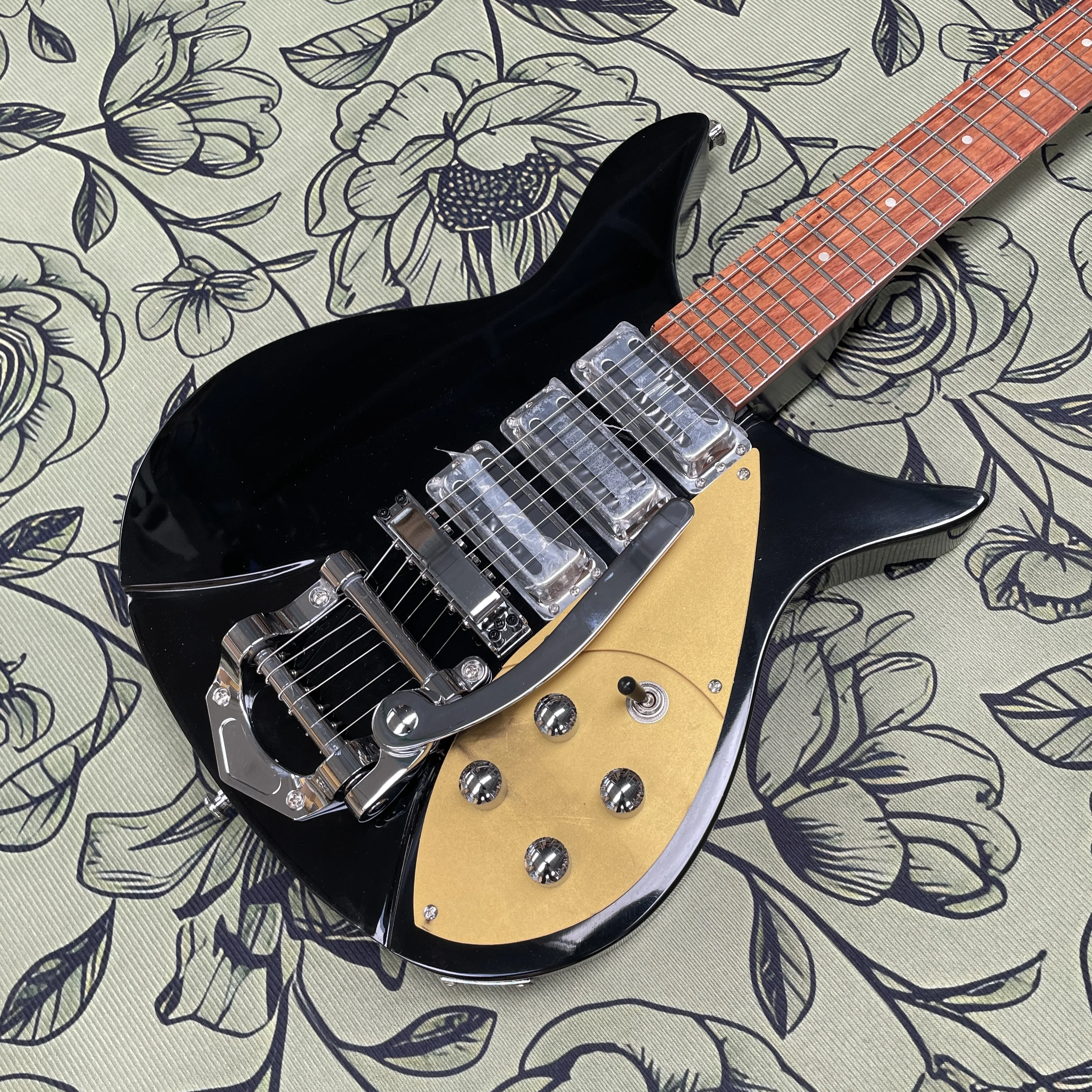 Lightweighting black 6-string electric guitar, three-pickup tremolo rosewood fingerboard guitars, rock and pop electric guitarra