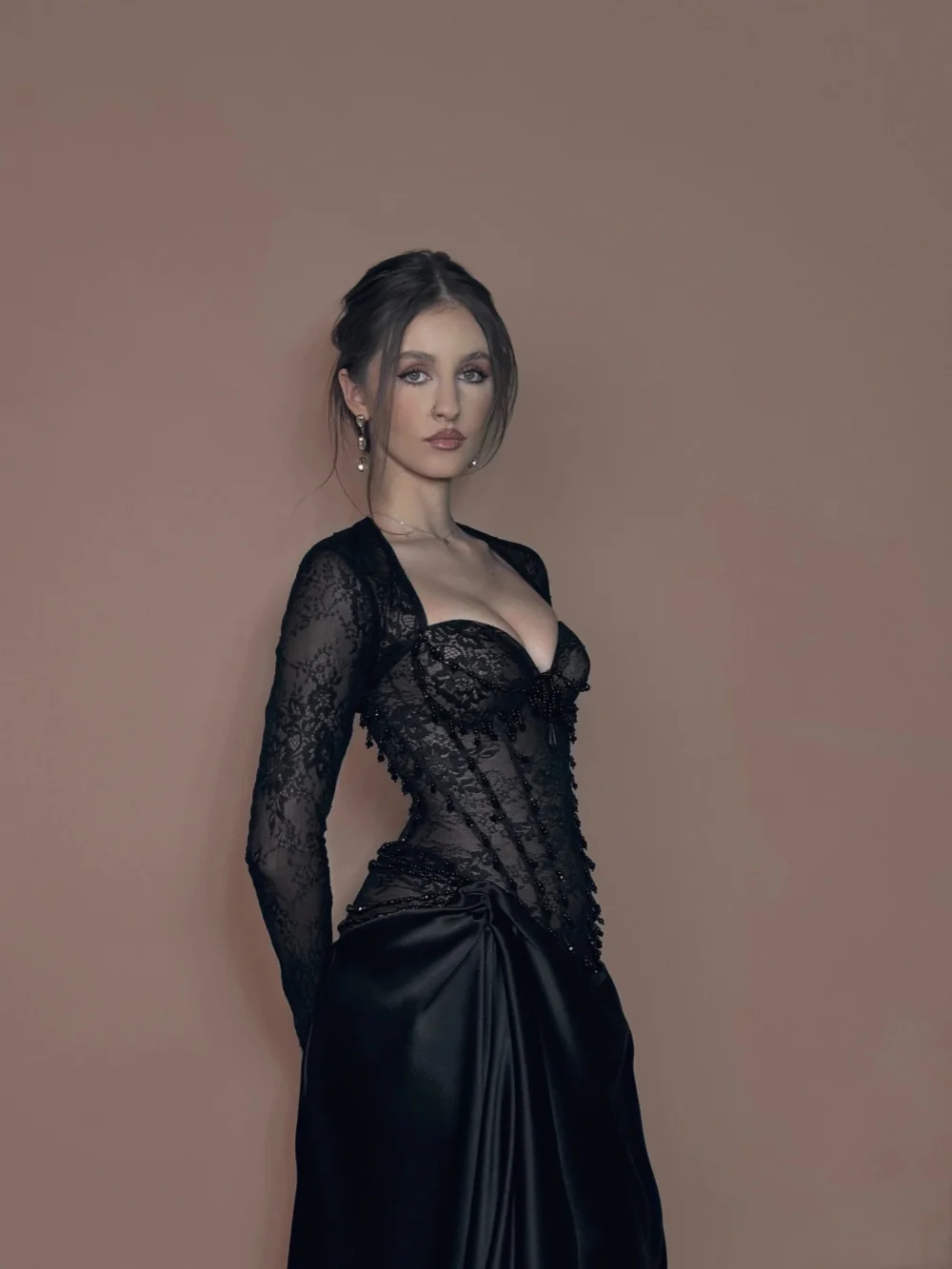 Zwarte parels A-lijn satijnen avondjurk Sierlijke Sweetheart Hals Formele feestjurk Nieuwe op maat gemaakte rode loperjurk met lange mouwen