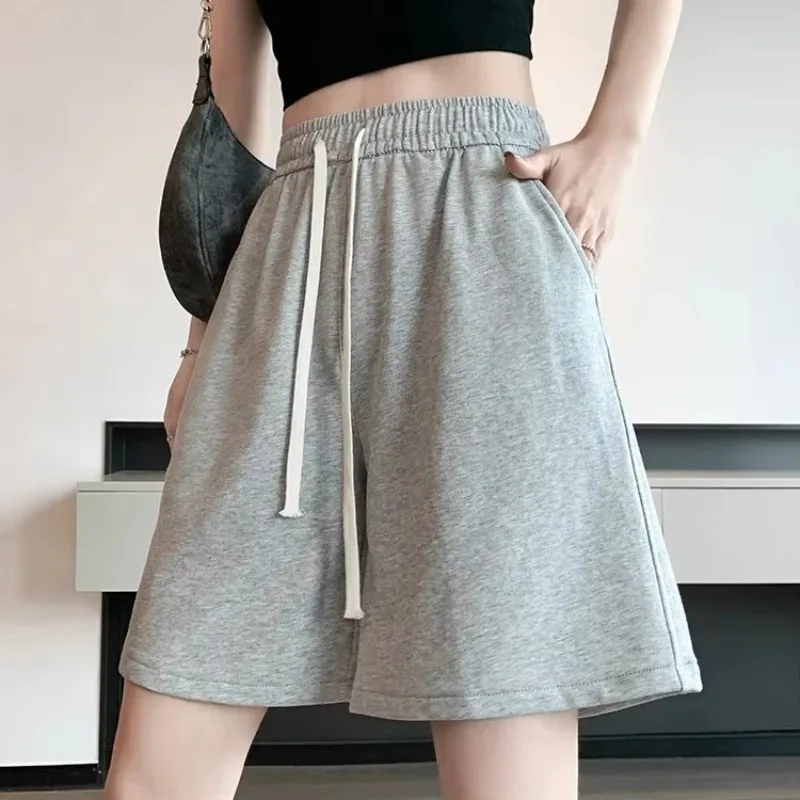 شورت رياضي قطني بلون سادة للنساء سروال رفيع بخمس نقاط للجري فضفاض واسع الساق مقاس كبير