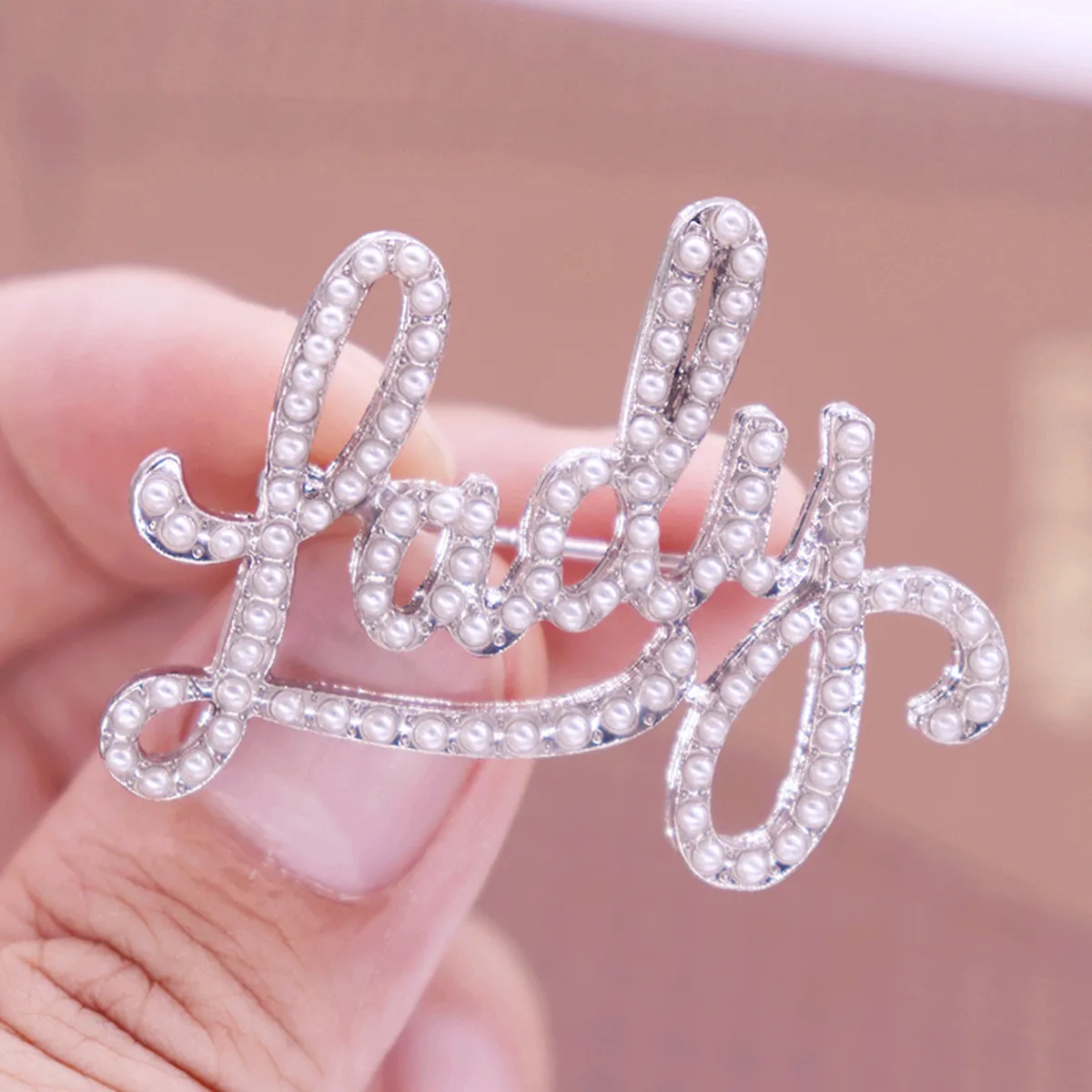 Custom Stylish Alloy Metal Imitation ABS Pearl Letters LADY PIN Brooch