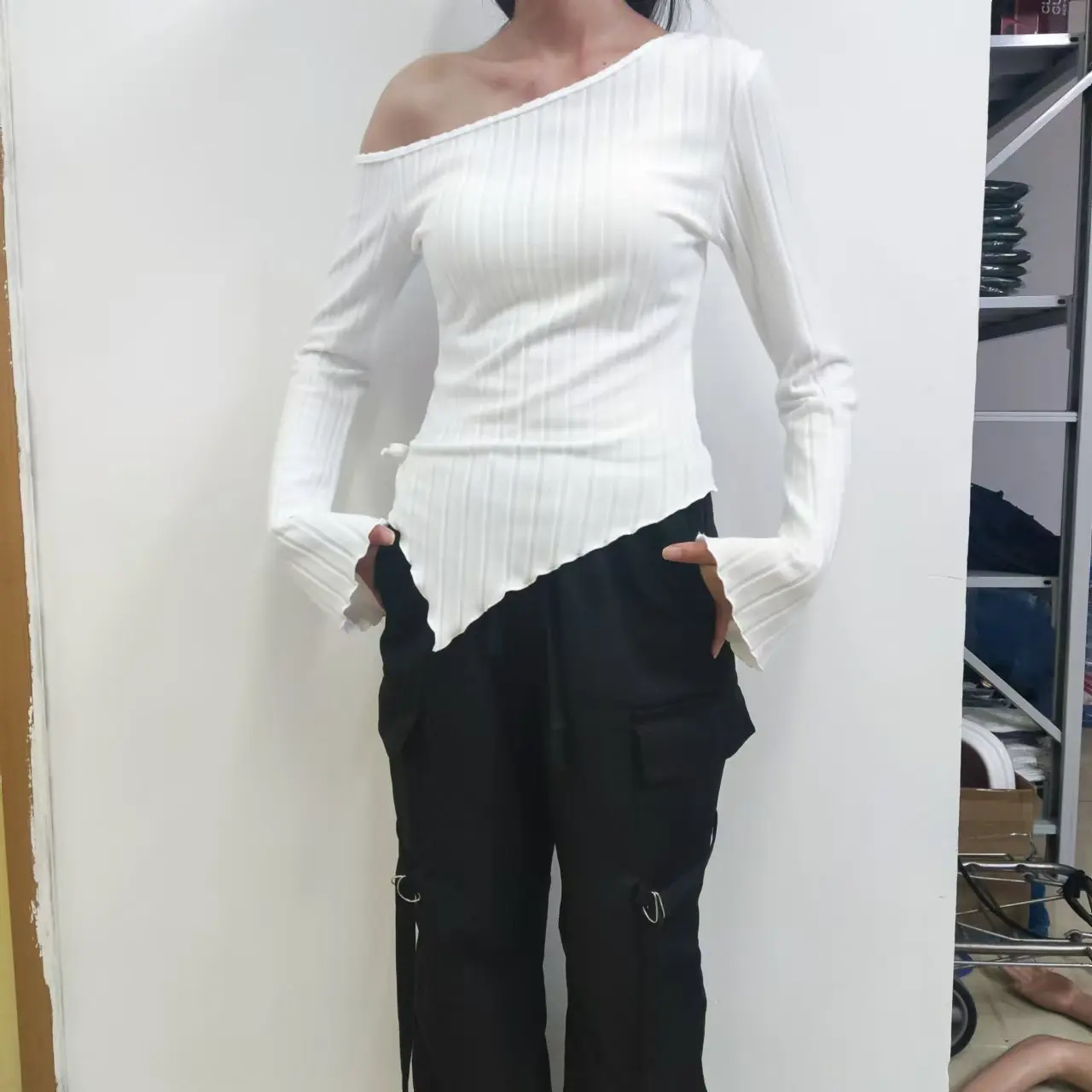 Damen Einfarbiges Schulterfreies Langarm-Shirt mit Asymmetrischem Schnitt, Elegantes Casual Street-Style Top mit Trompetenärmeln – Detail 22