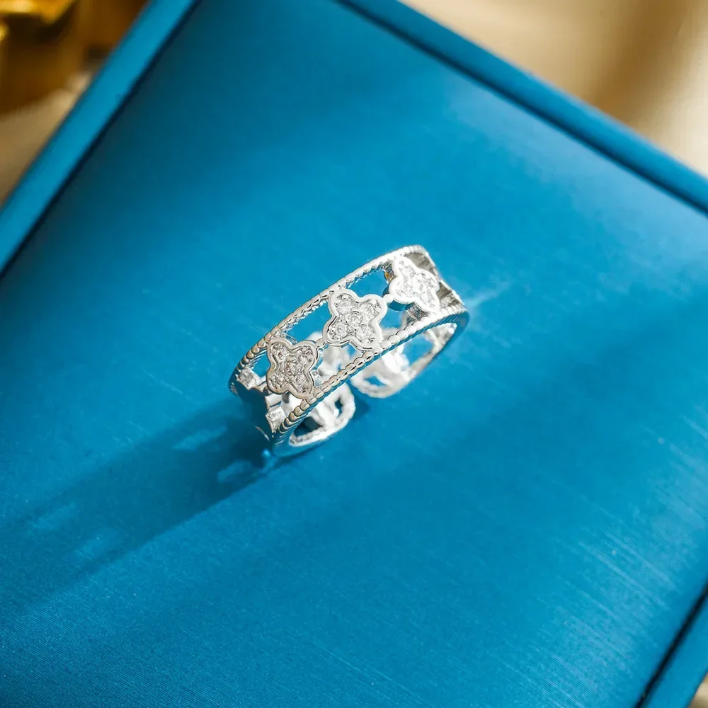 С модным и элегантным женским стилем. Кольцо «Четырехлистный клевер» с бриллиантами.