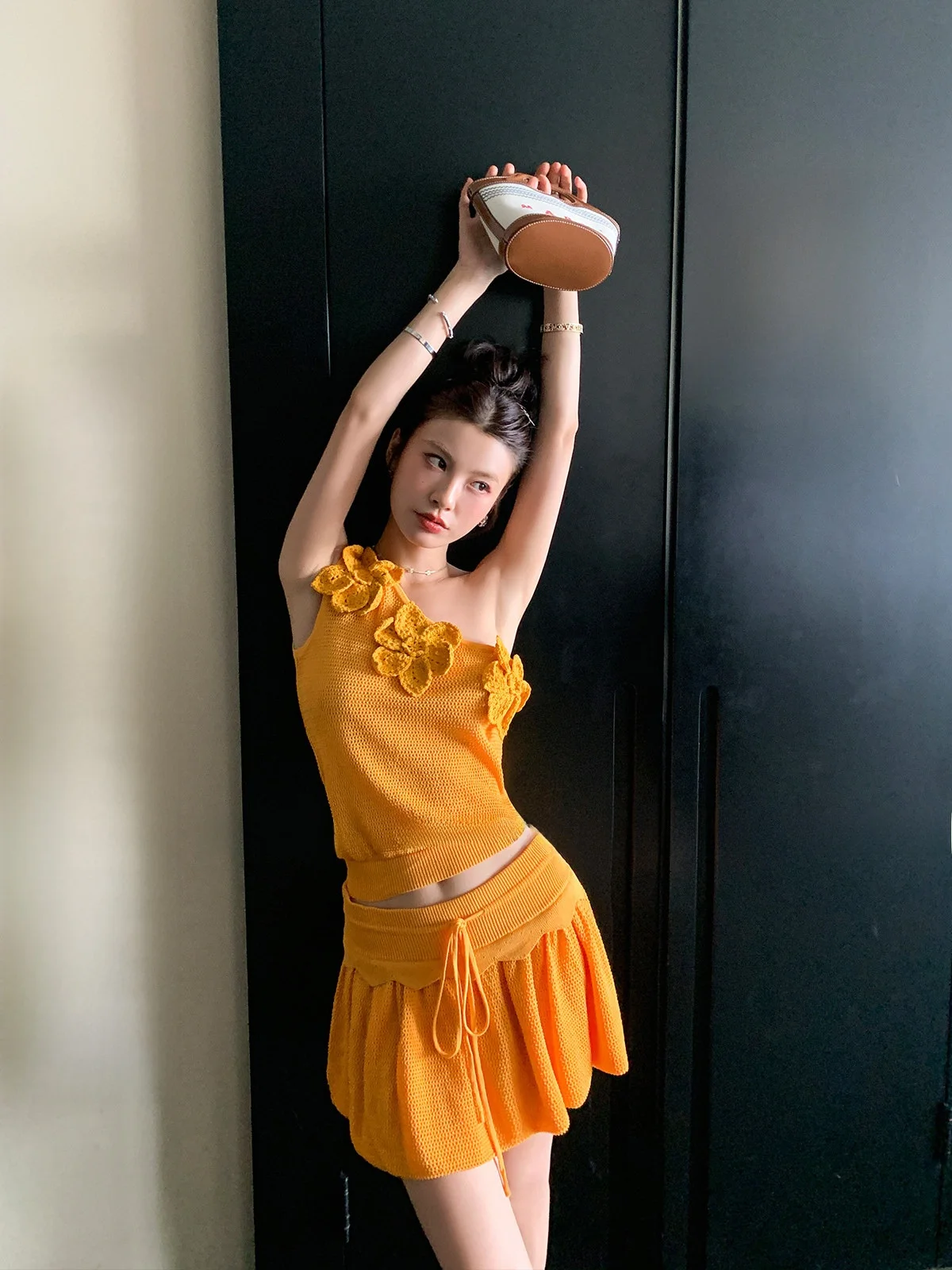 

LIONE комплект из жилета и юбки ручной работы с вышивкой, женский модный вязаный комплект полубоди, тяжелый вес с цветочным узором на одно плечо