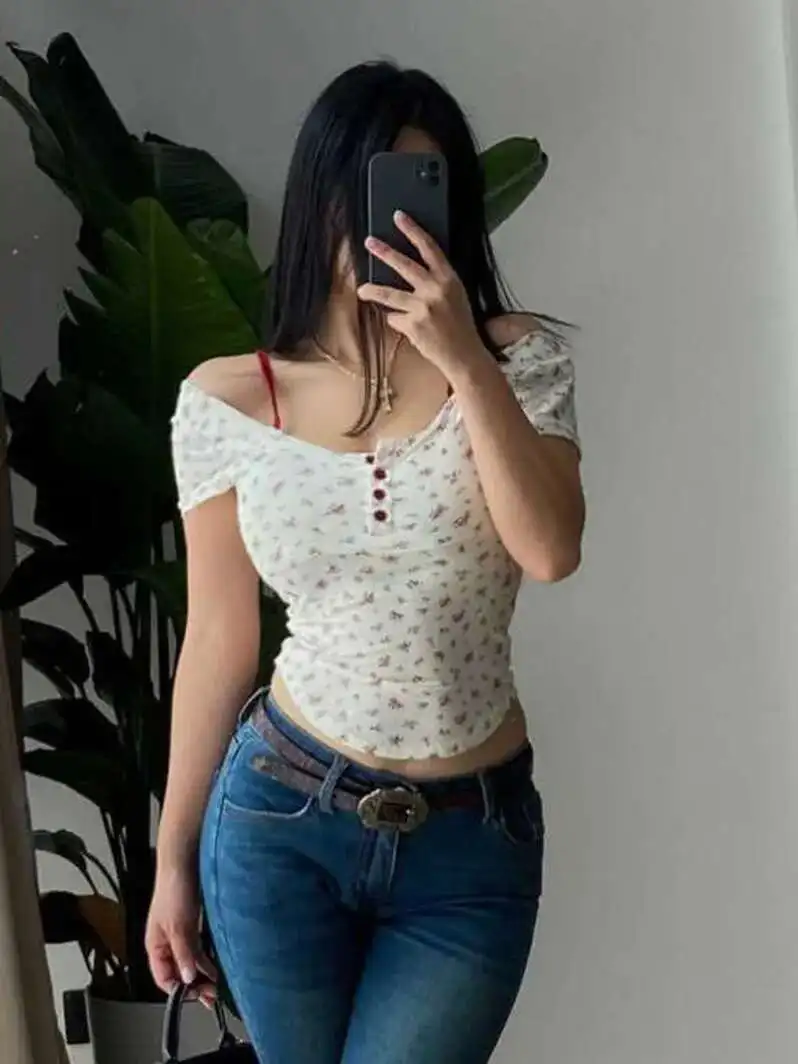 

2024 Summer New U-neck Small Floral Short Sleeved Fake Two Pieces T-shirt Women Leisure Versatile Slim Short Top Sweet G1FJ