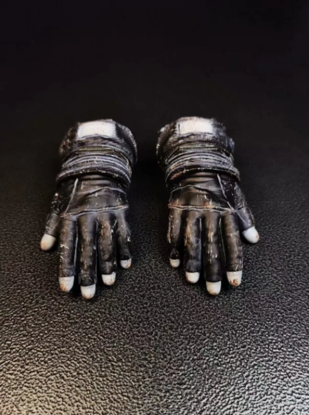 Modello di casco e guanti da astronauta nero da soldato in scala 1/6 per action figure da 12 pollici