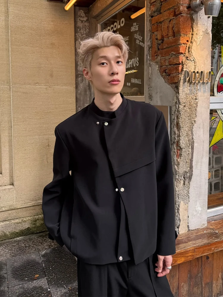 سترة قصيرة رجالية كاجوال بتصميم صيني جديد باللون الأسود مع أكتاف مبطنة، تصميم عصري شبابي للخريف