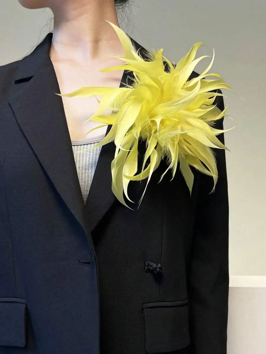 Broche 3D de plumas amarillas multicapa hecho a mano de 25 cm para chaqueta, sombrero o bolso de mujer