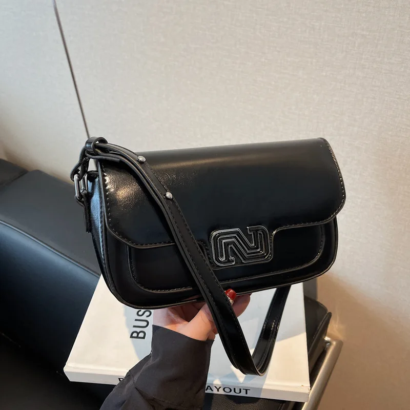 

2026 модная высококачественная текстура, новая тенденция, женская маленькая квадратная сумка, женская универсальная сумка-мессенджер с нишевым дизайном и темпераментом