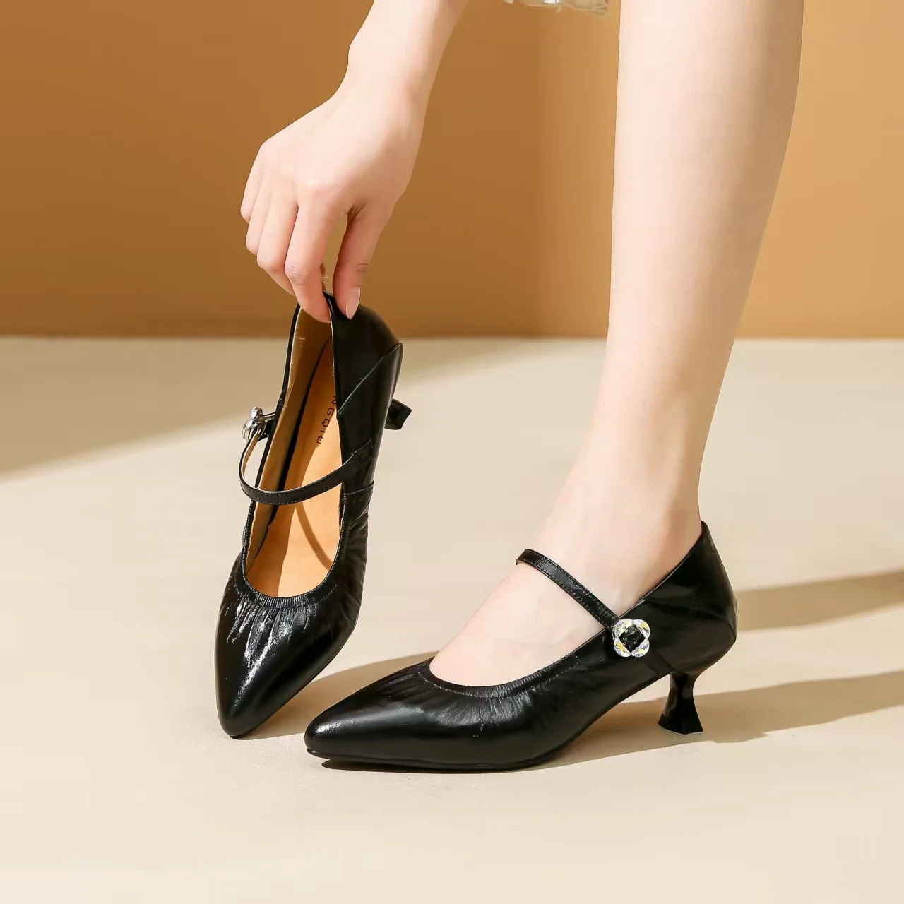 

Французские замшевые туфли на шпильке miu, новые модели 2025 года с юбками, вечерние туфли с острым носком и женские туфли Мэри Джейн