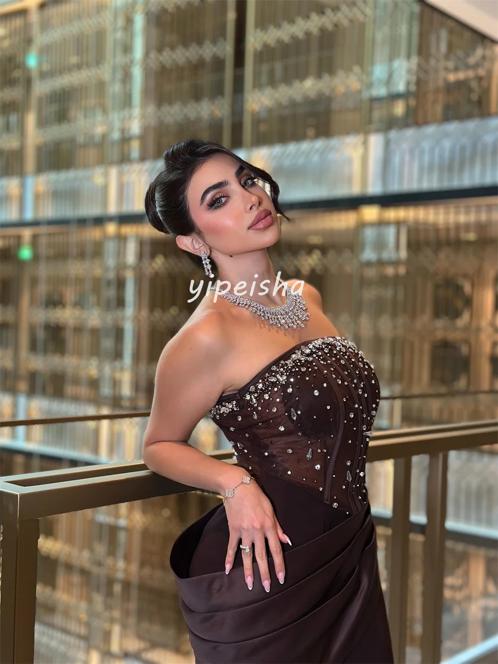 カスタムメイドのキラキラ輝くマッチングジャージーラインストーン付きスパンコールドレープマーメイドストラップレスロングドレス、オーダーメイドの特別な機会用ドレス、フォーマルドレス