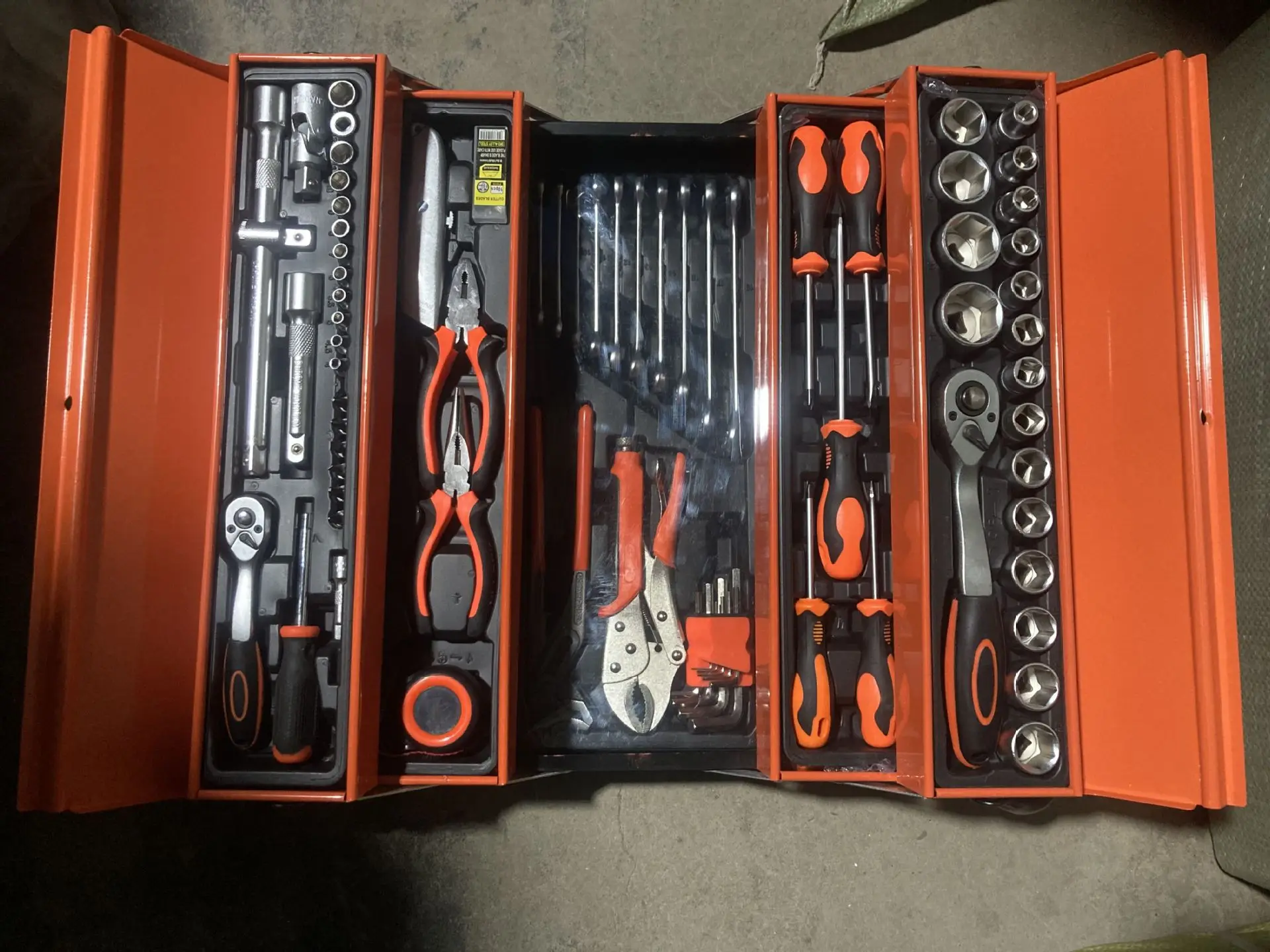 Set of 85pcs Mechanic Ratchet Wrench Combination Tools Hand Tool Kits for Cars Motorcycles and Bicycles Repair