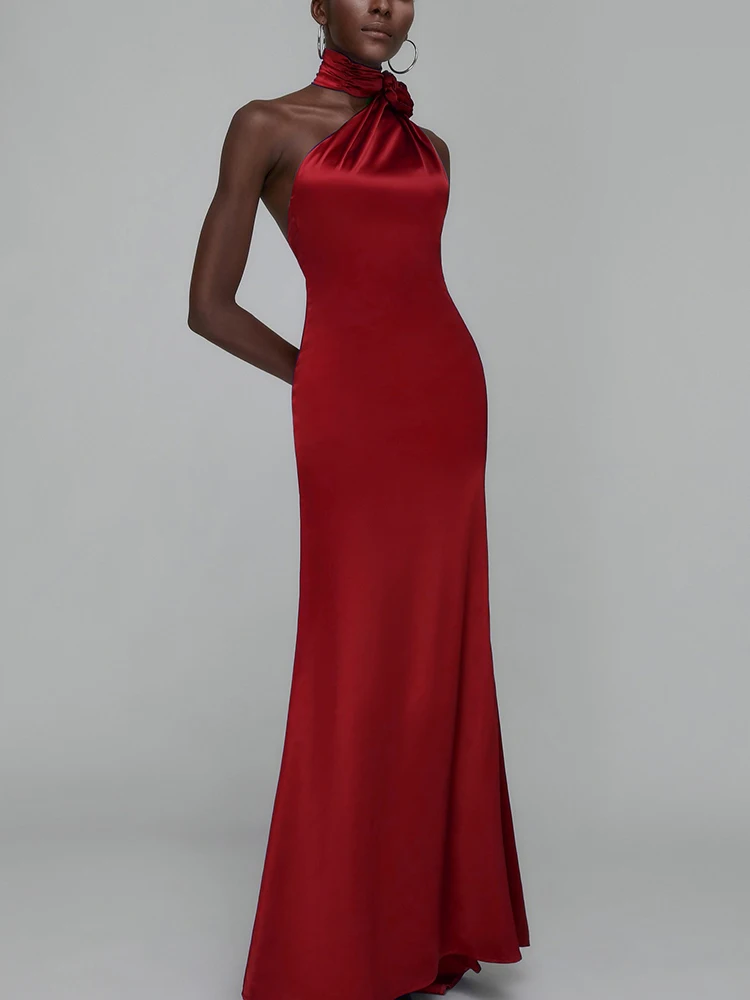 Robes de soirée élégantes en satin rouge à épaules dénudées avec détails roses – Robe de soirée formelle de luxe sans manches à col licou