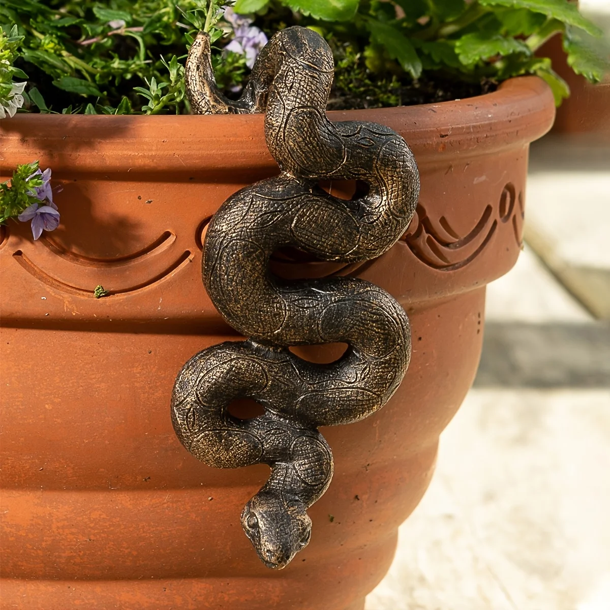 1 Stück Kopfüber-Schlange, Harz-Skulptur Gartendekoration, Outdoor-Harz-Statue, geeignet für den Garten - Keine Batterien erforderlich, ein Sammlerstück für Reptilienliebhaber