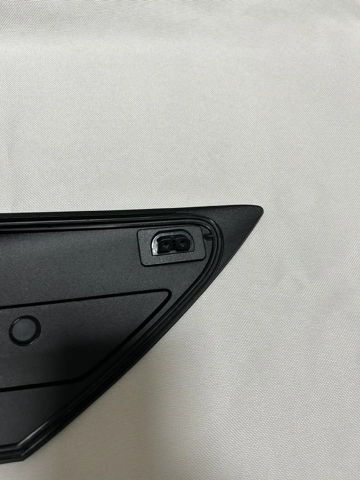 1518783-00 Suitable For Tesla Model 3/Y trunk left charging port cover single trim plate reflective cover view 4
