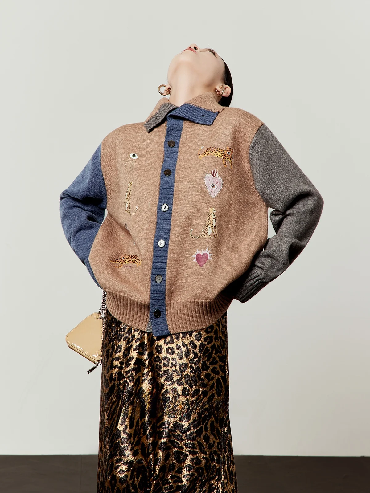 

Коричневый свободный повседневный женский свитер весна 2026, новинка, с откидным воротником, вязаный, с леопардовым и сердечным узором, длинный рукав, с узором в виде сердца