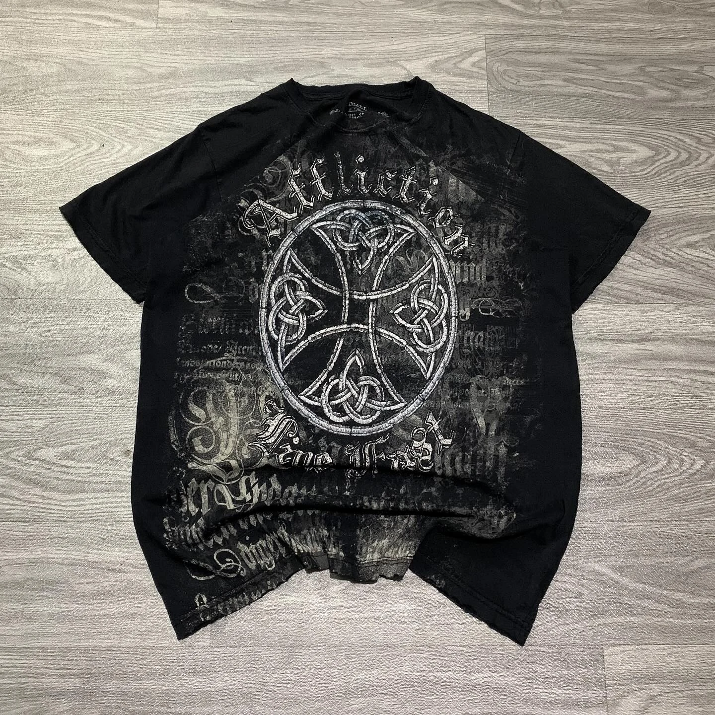 

Affliction Men's Live Fast Y2K T-Shirt Distressed Shirt Sides Stitched Grey Streetwear Gothic Vintage Style Short Sleeve