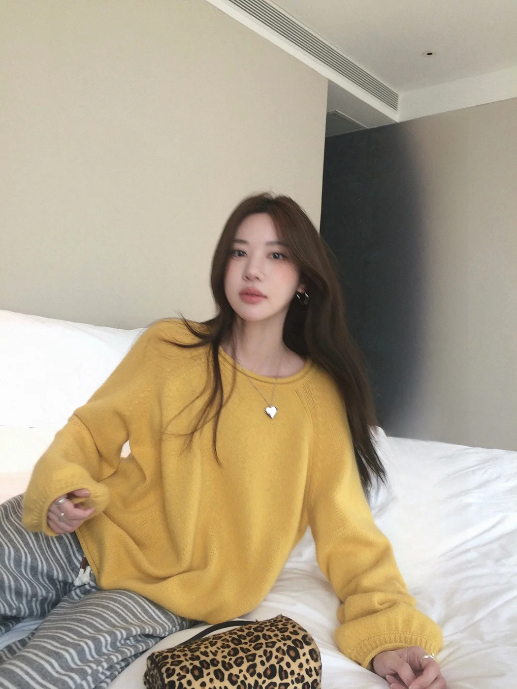 

Ibell Zhang Beibei Camere Woolen Knitted Sweater Rabbit Fur eep Wool Lantern Sve round Ne Vintage Cuffed Long Sve...