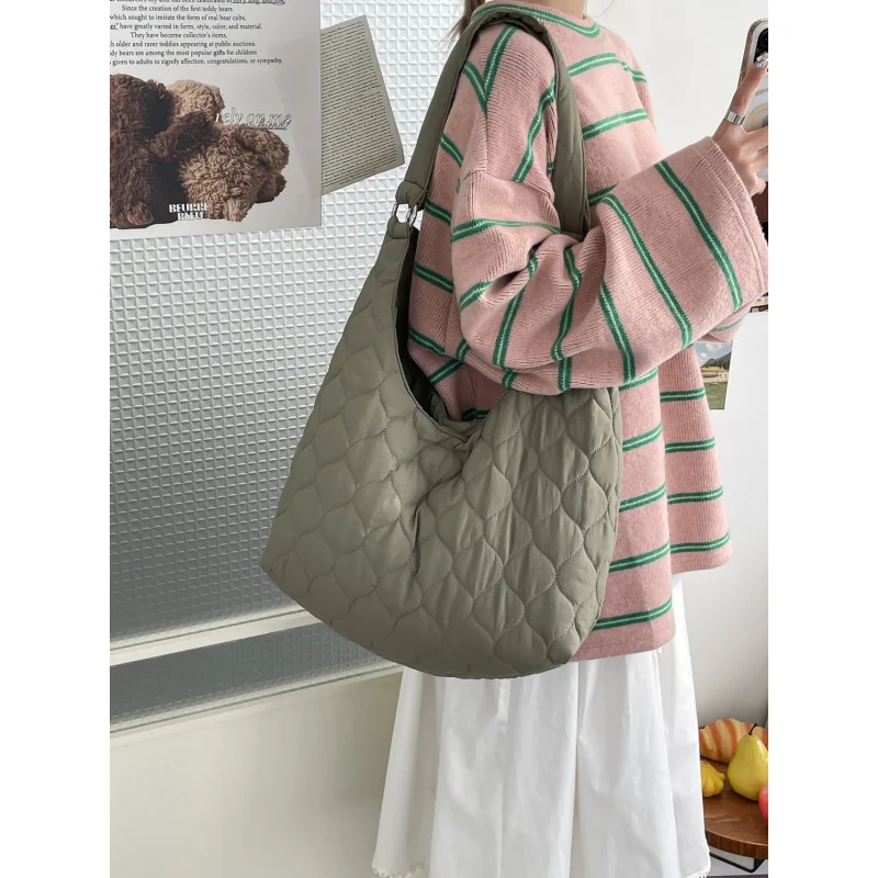 

Korean-style quilted padded bag for women, simple and relaxed, large-capacity shoulder bag, casual and versatile tote bag for co