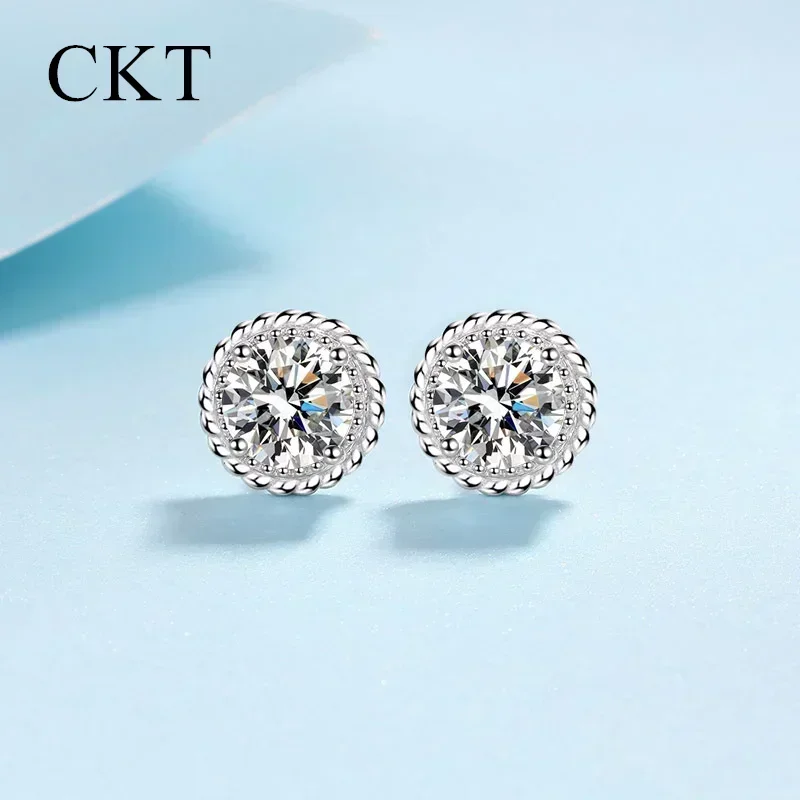 

Женские серьги-гвоздики из белого золота 18 карат, маленькие серьги с четырьмя когтями из муассанита 1-2 карата, Pt950, свадебные ювелирные украшения, подарок