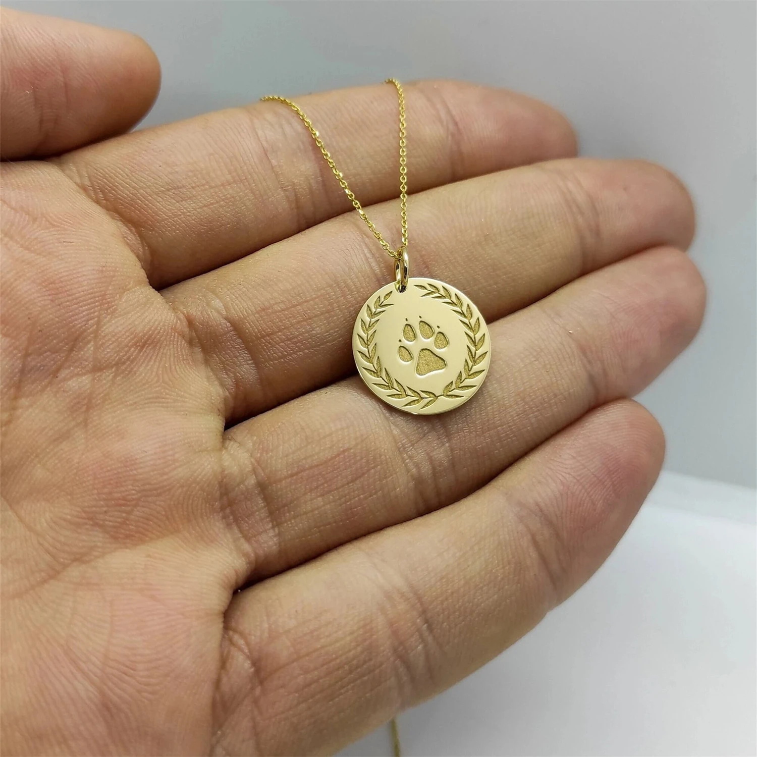 

Personalized Pet Paw Necklace 18K Gold-plated Stainless Steel Pendant Deep Carving Round Necklace Dainty Gold Puppy Charm Gift